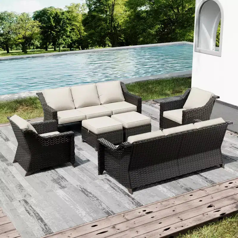 Ensemble de patio extérieur avec deux canapés, des chaises, des poufs et une table brasero pour des réunions spacieuses