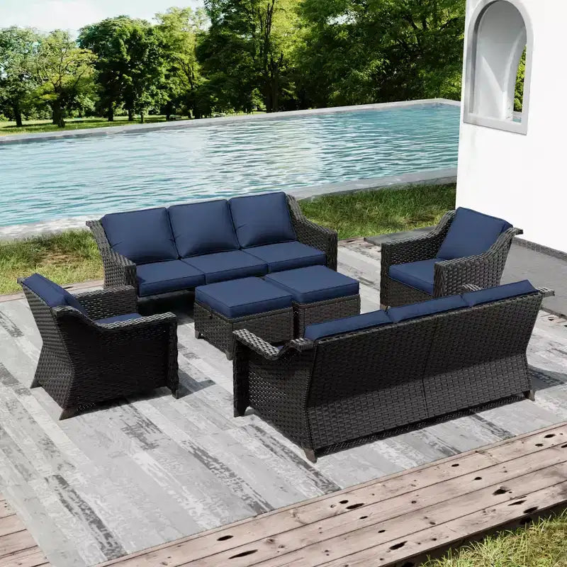 Ensemble de patio extérieur avec deux canapés, des chaises, des poufs et une table brasero pour des réunions spacieuses