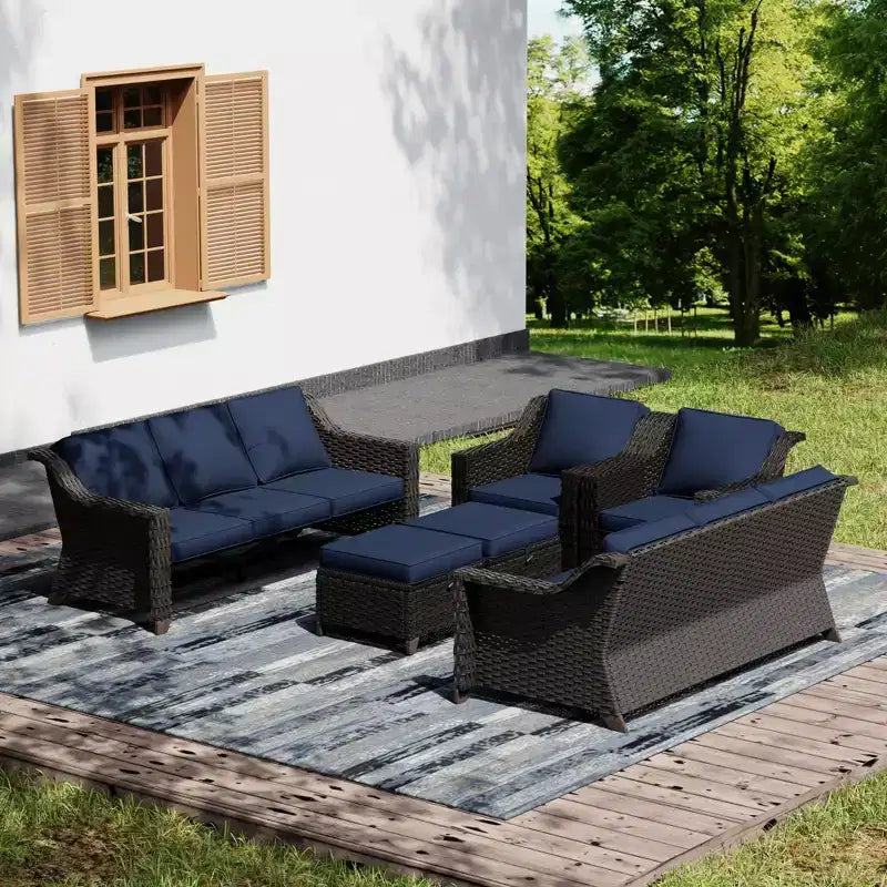 Ensemble de patio extérieur avec deux canapés, des chaises, des poufs et une table brasero pour des réunions spacieuses
