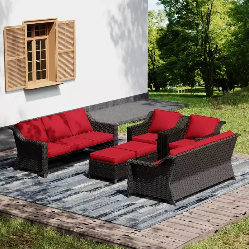 Ensemble de patio extérieur avec deux canapés, des chaises, des poufs et une table brasero pour des réunions spacieuses
